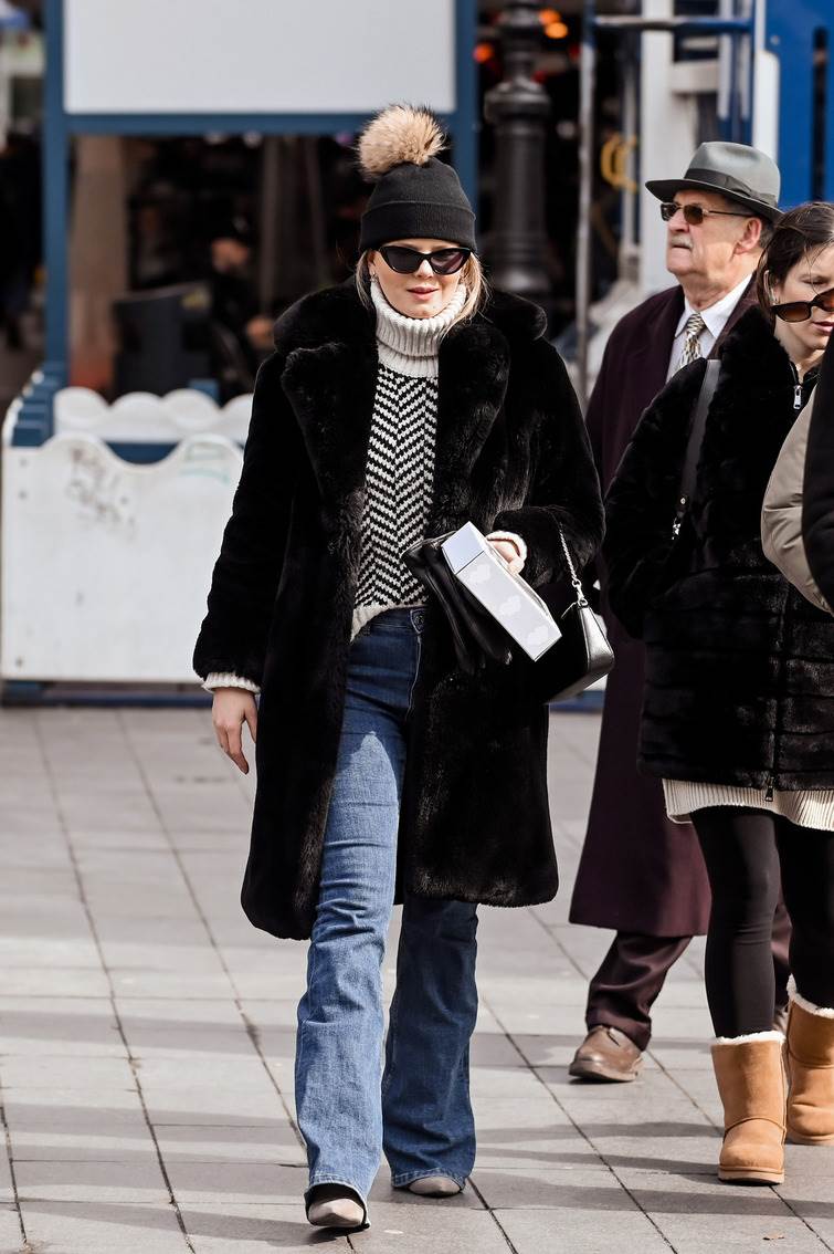 Gole noge u rozom kompletiću na špici