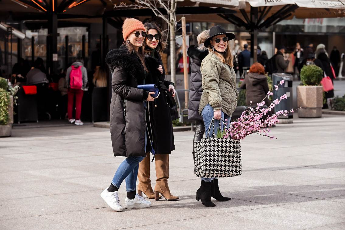Gole noge u rozom kompletiću na špici