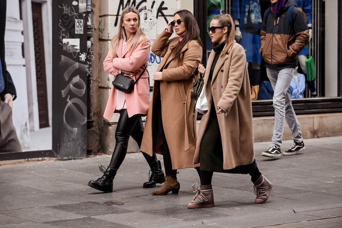 Gole noge u rozom kompletiću na špici