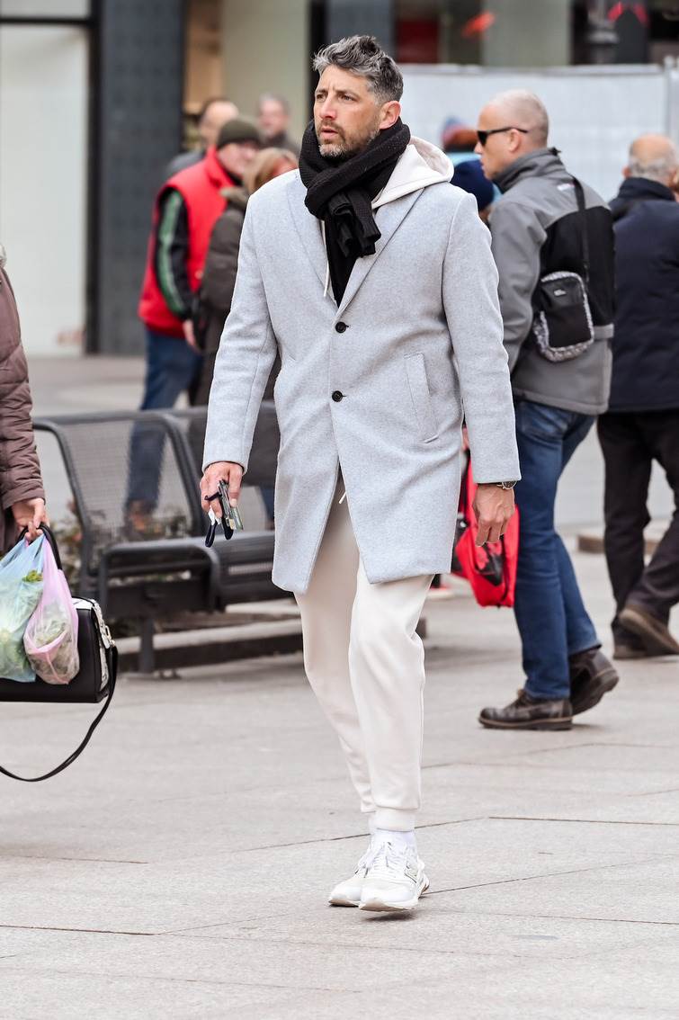 Gole noge u rozom kompletiću na špici