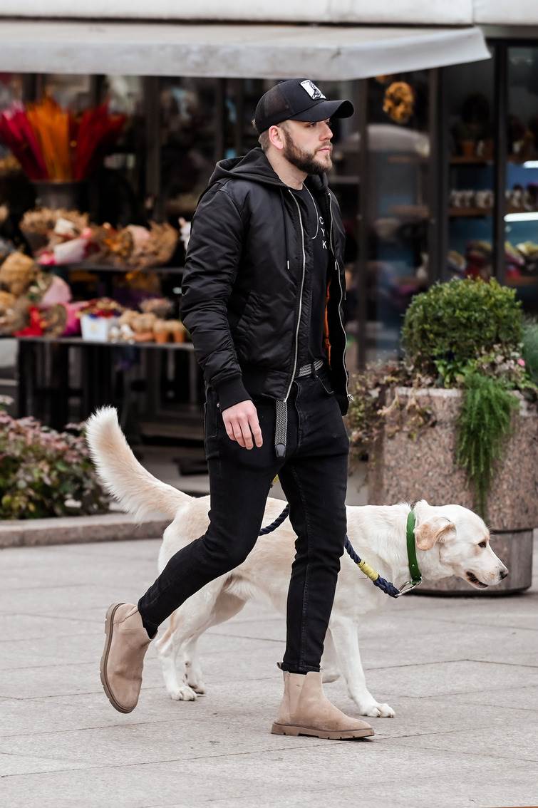 Gole noge u rozom kompletiću na špici