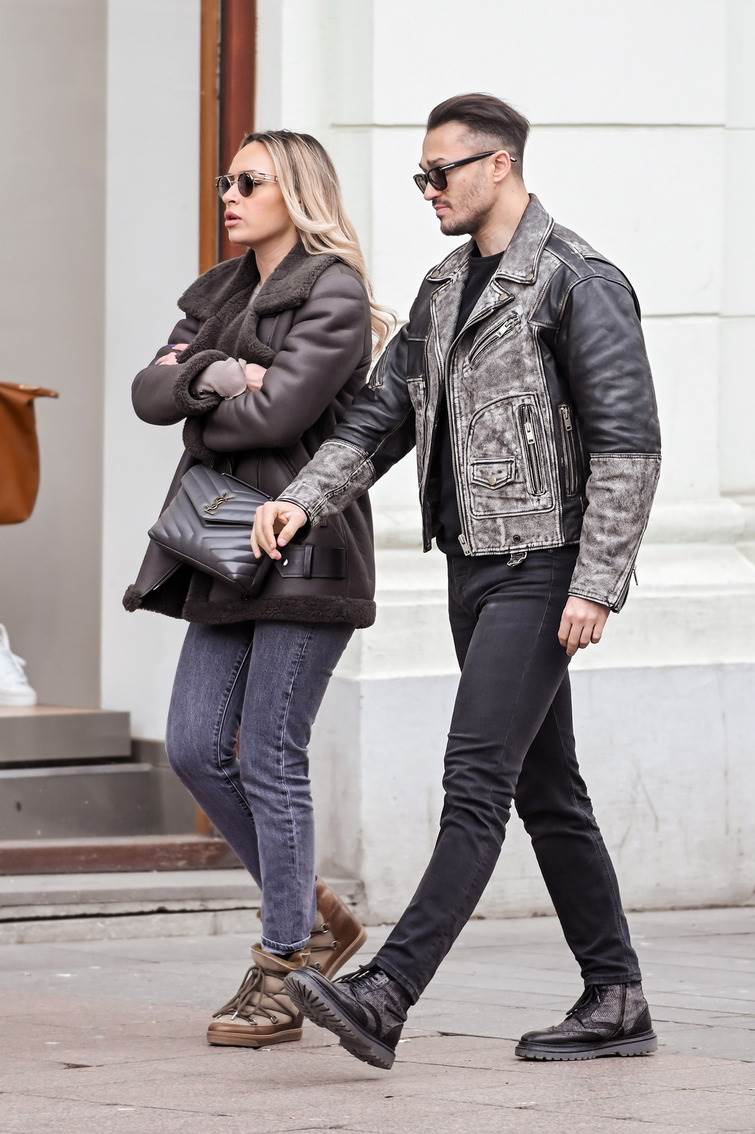 Gole noge u rozom kompletiću na špici