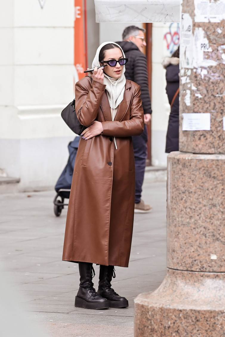 Gole noge u rozom kompletiću na špici