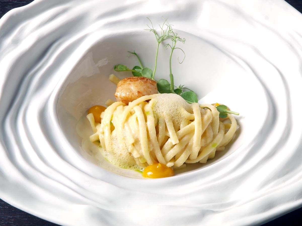 Tjestenina linguine s jakobovim kapicama, pjenica od šafrana, klice suncokreta.JPG