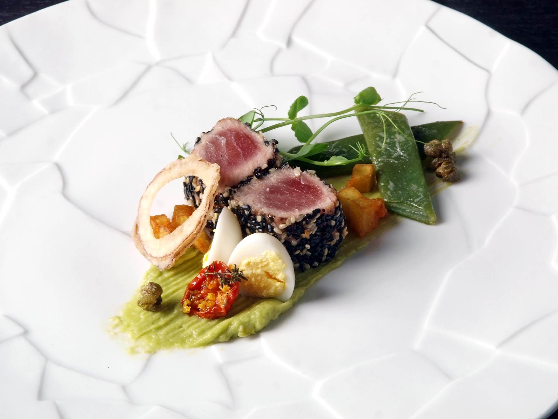 Dekonstrukcija Nicoise salate s klicama, krema od avokada, jaje prepelice.JPG