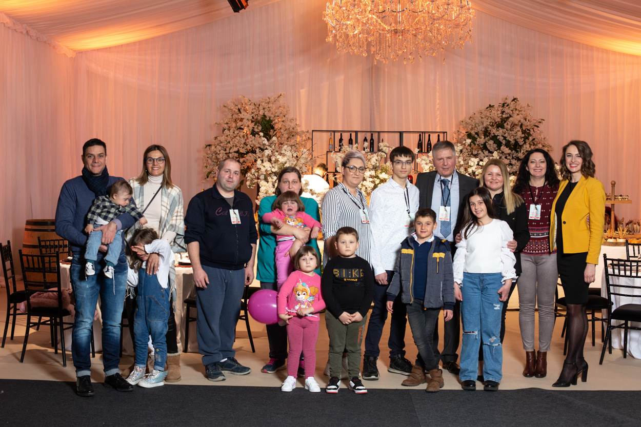 Štićenici udruge Veliko srce malom srcu s predsjednikom Draženom Belinom i
dopredsjednicom Udruge Barbarom Vidović Brzaj u društvu Andree Bolješić i Marine Živković
iz Adria Medije Zagreb