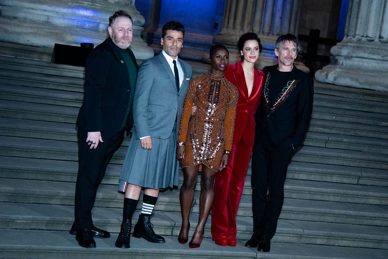 Oscar Isaac na crvenom tepihu u suknji