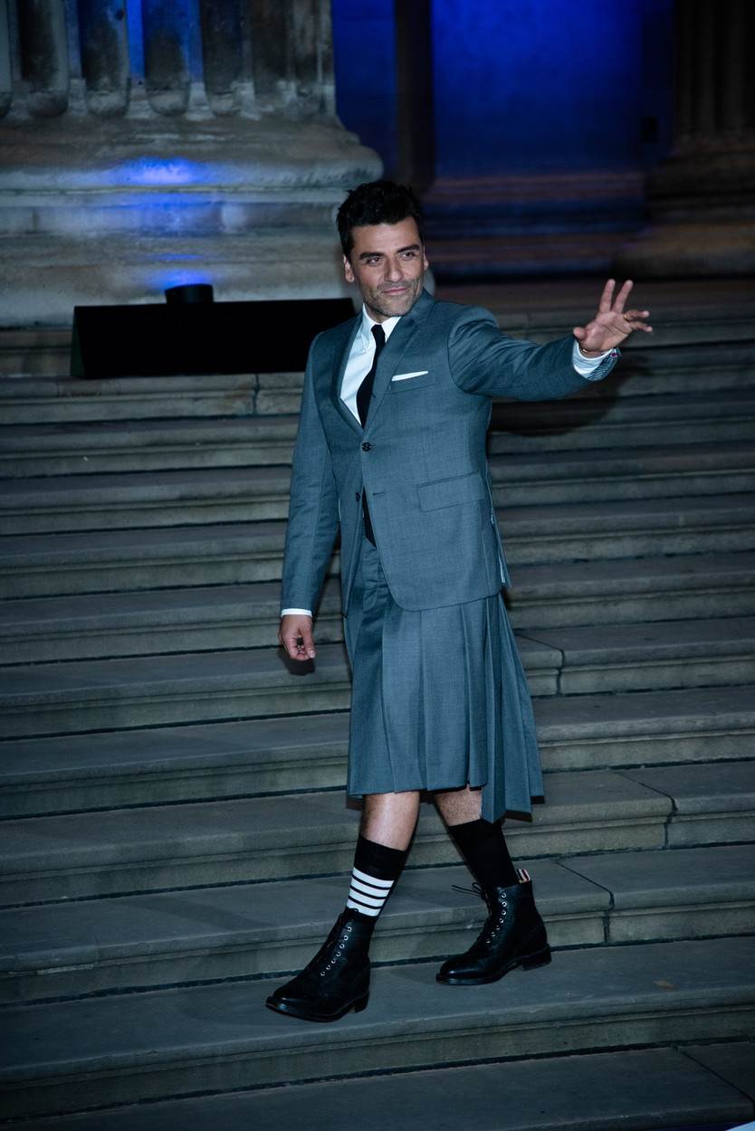 Oscar Isaac na crvenom tepihu u suknji