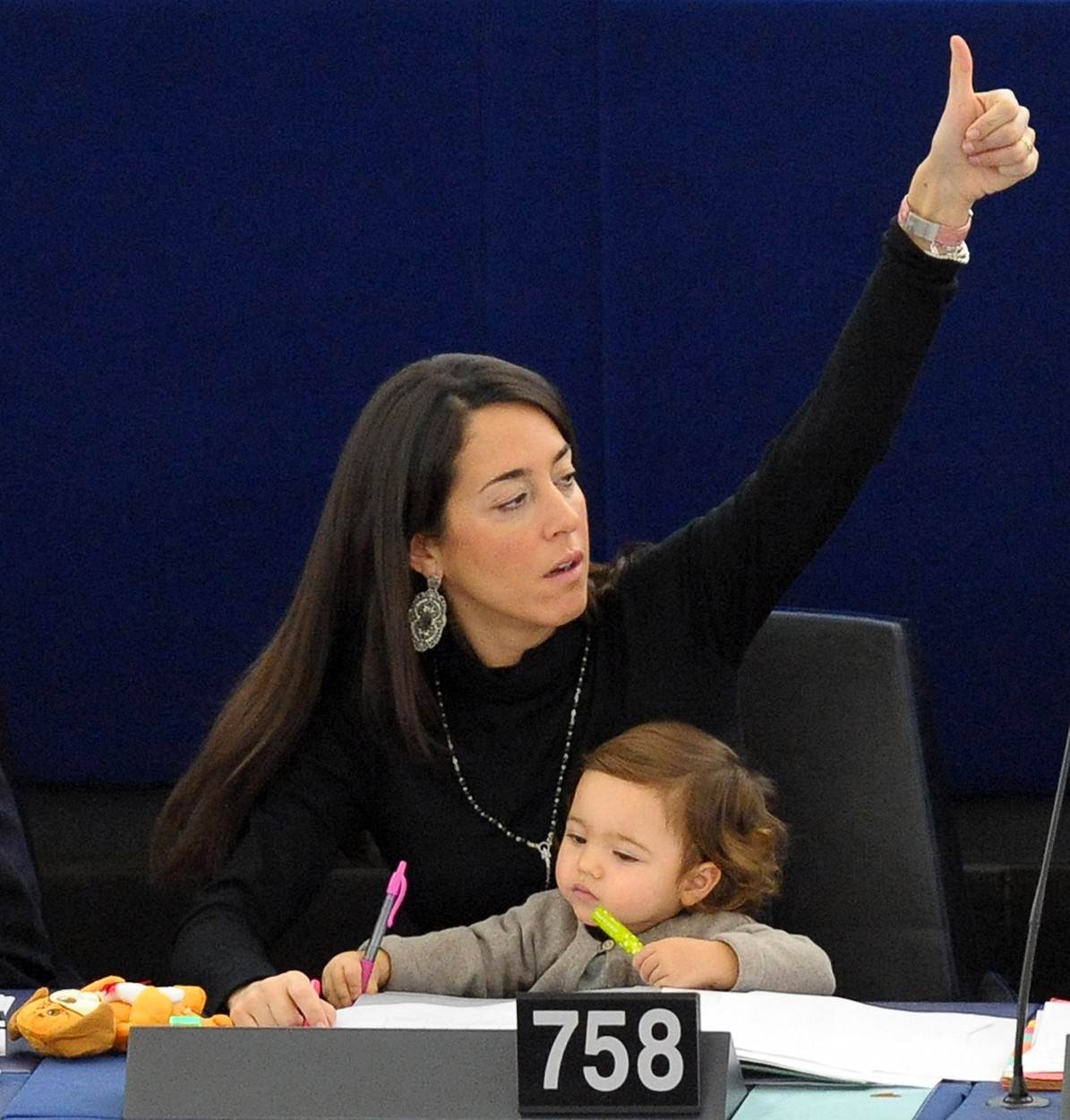 Talijanska političarka Licia Ronzulli s djetetom u Parlamentu