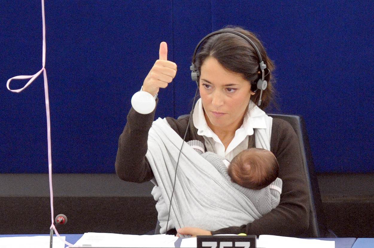 Talijanska političarka Licia Ronzulli s djetetom u Parlamentu