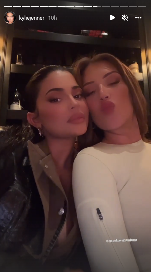 Kardashian-Jenner sestre na obiteljskoj zabavi