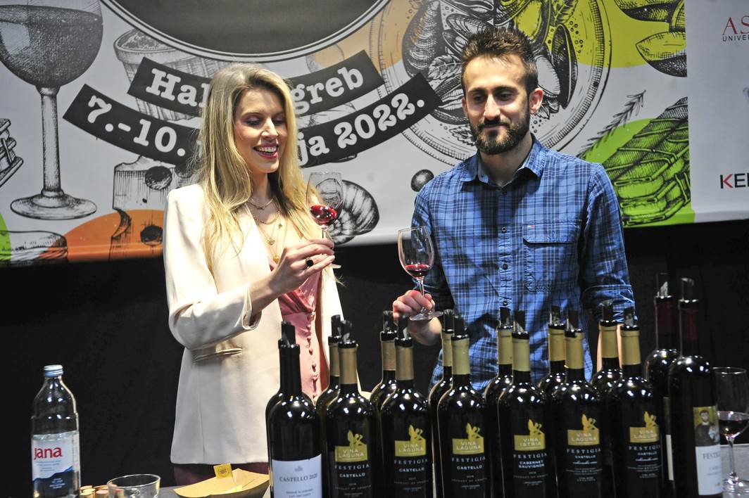 Kušanje vina na Food Marketu by StoryGourmet