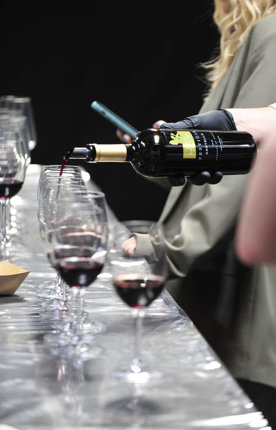 Kušanje vina na Food Marketu by StoryGourmet