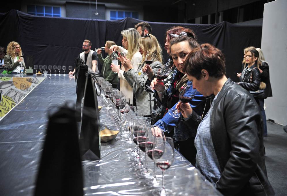 Kušanje vina na Food Marketu by StoryGourmet