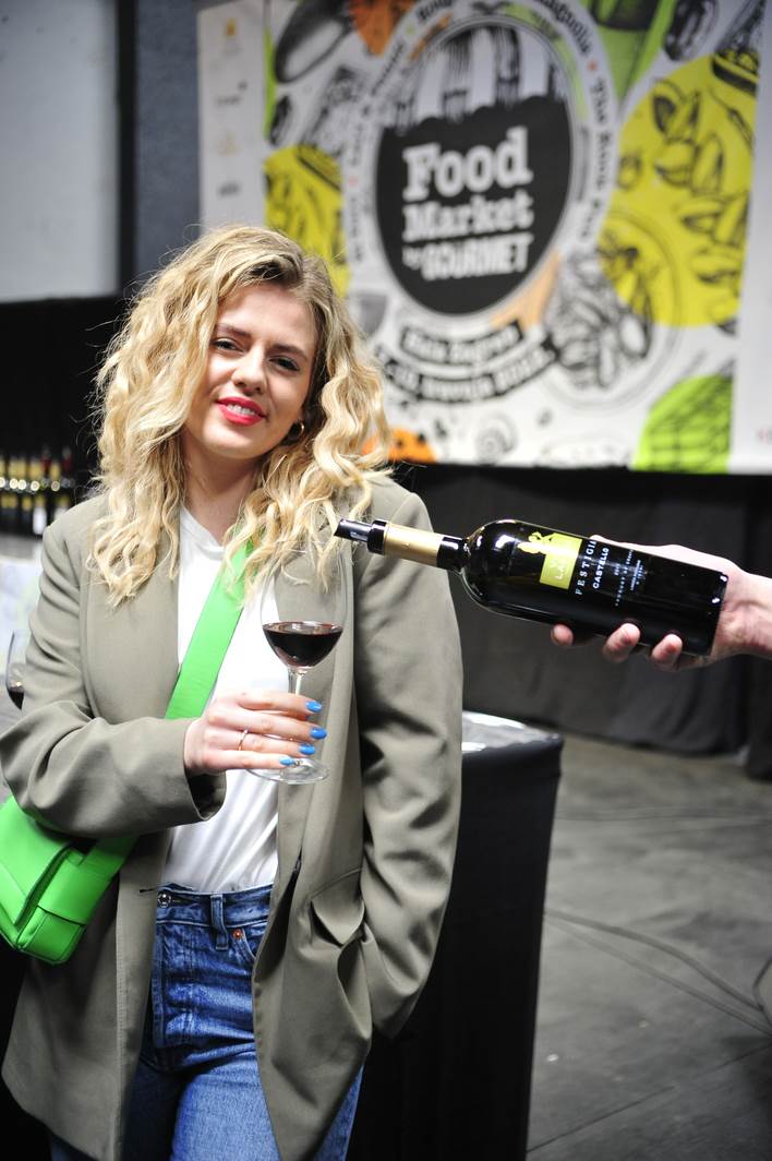 Kušanje vina na Food Marketu by StoryGourmet
