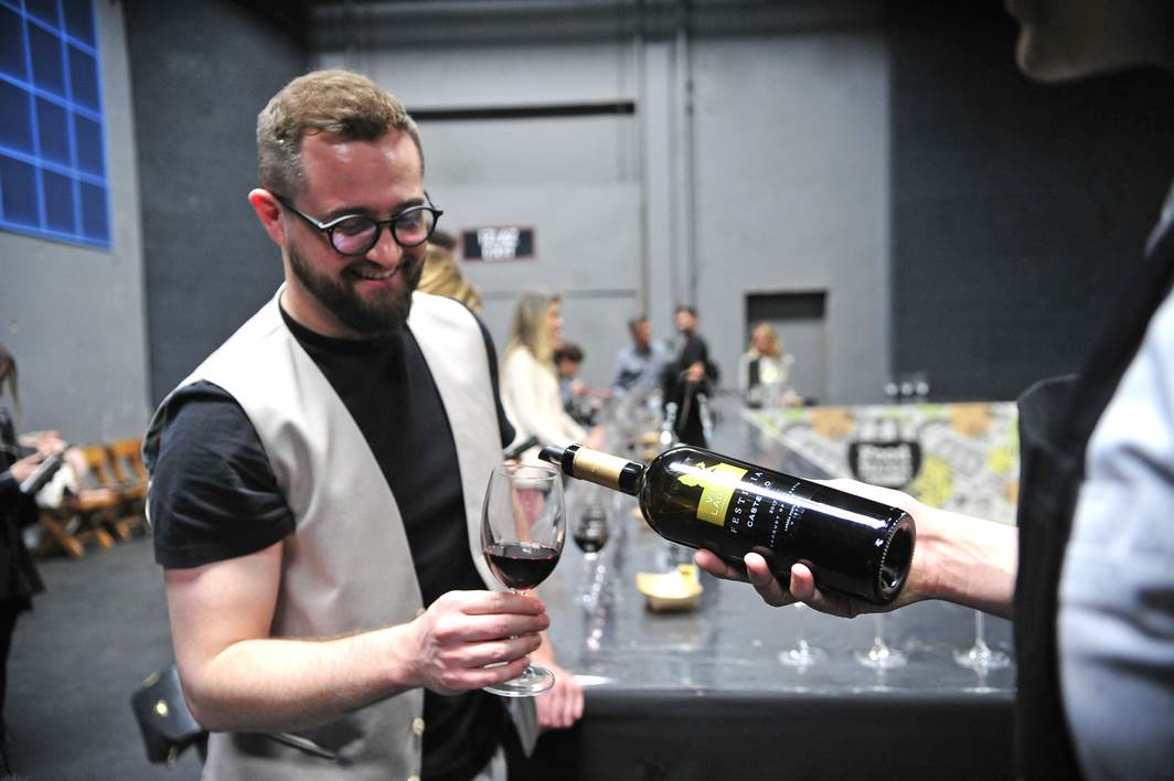 Kušanje vina na Food Marketu by StoryGourmet