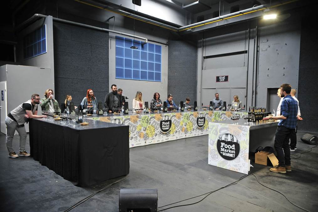 Kušanje vina na Food Marketu by StoryGourmet