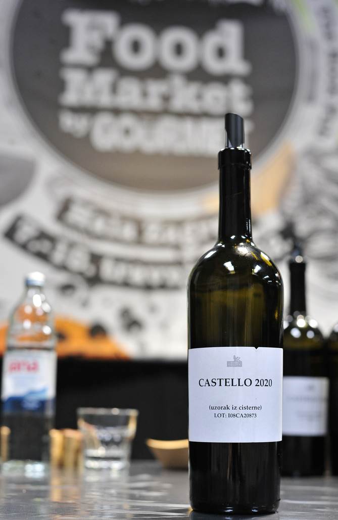 Kušanje vina na Food Marketu by StoryGourmet