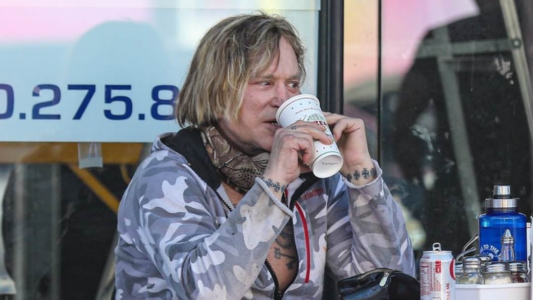 Mickey Rourke unakazio je svoje lice plastičnim operacijama