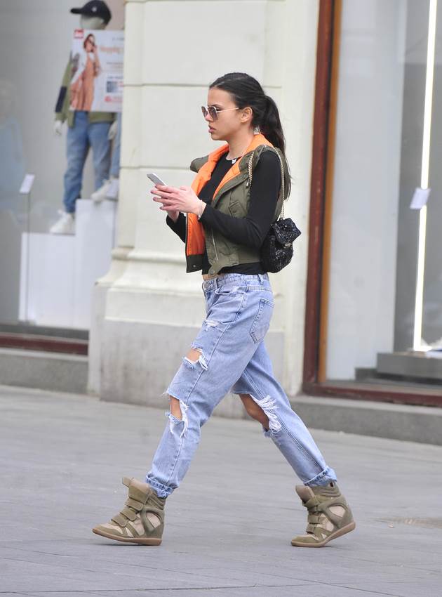 Mlada dama u biciklističkim hlačicama na špici