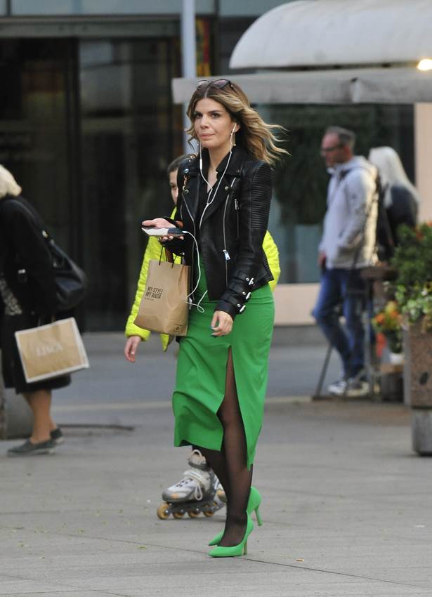 Mlada dama u biciklističkim hlačicama na špici