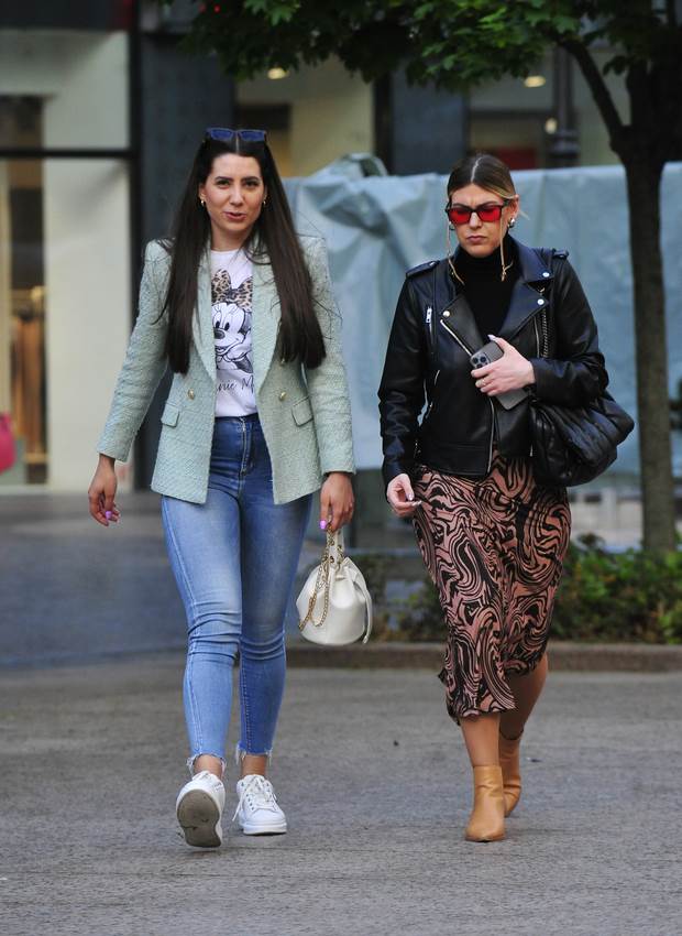 Mlada dama u biciklističkim hlačicama na špici