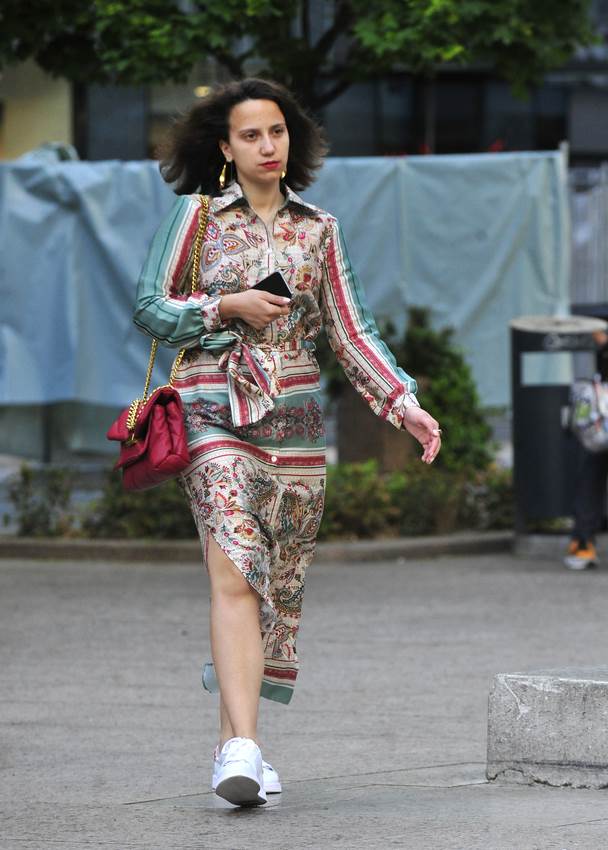 Mlada dama u biciklističkim hlačicama na špici