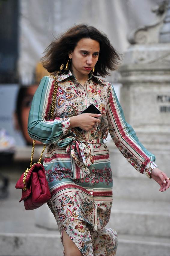 Mlada dama u biciklističkim hlačicama na špici