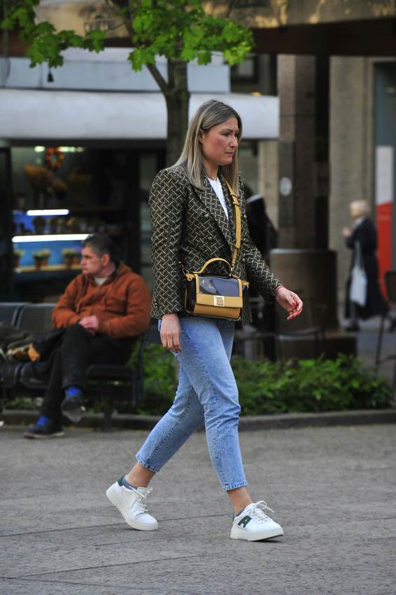 Mlada dama u biciklističkim hlačicama na špici