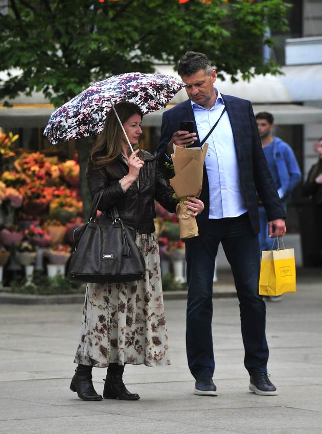 Mlada dama u biciklističkim hlačicama na špici