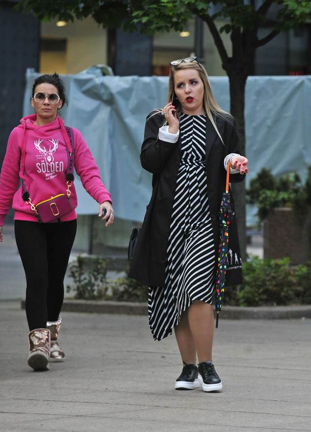 Mlada dama u biciklističkim hlačicama na špici