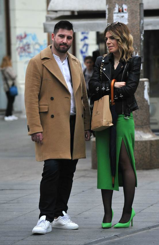 Mlada dama u biciklističkim hlačicama na špici