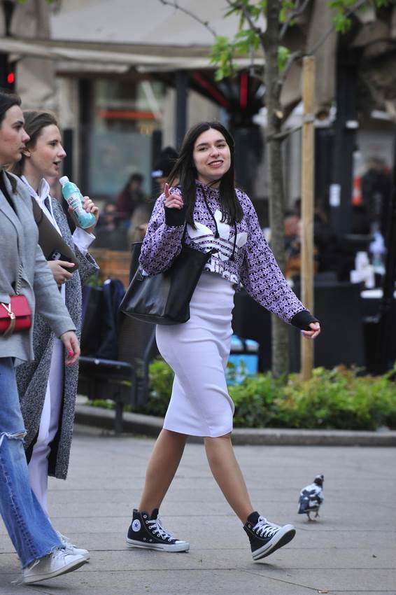 Mlada dama u biciklističkim hlačicama na špici