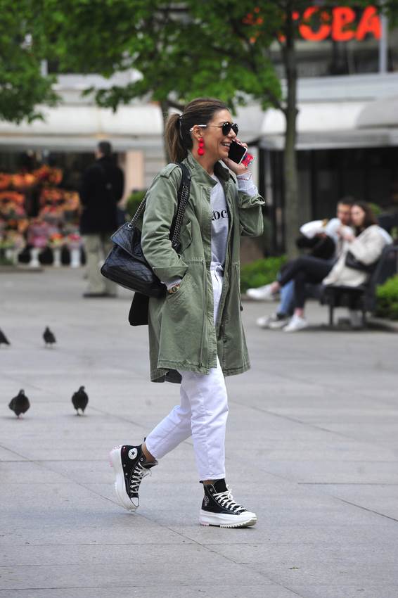 Mlada dama u biciklističkim hlačicama na špici