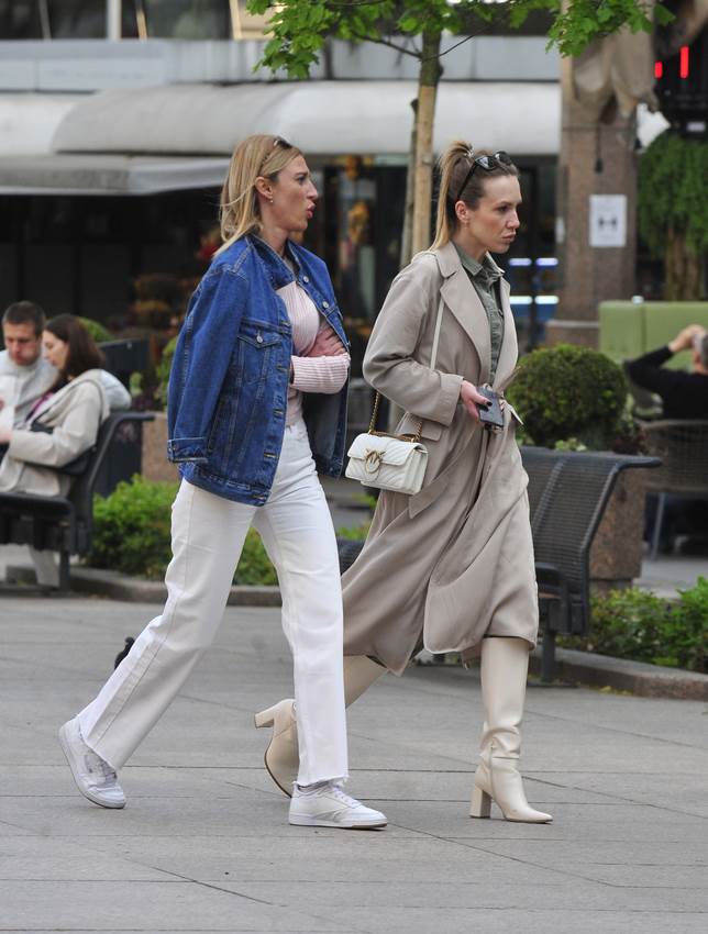 Mlada dama u biciklističkim hlačicama na špici