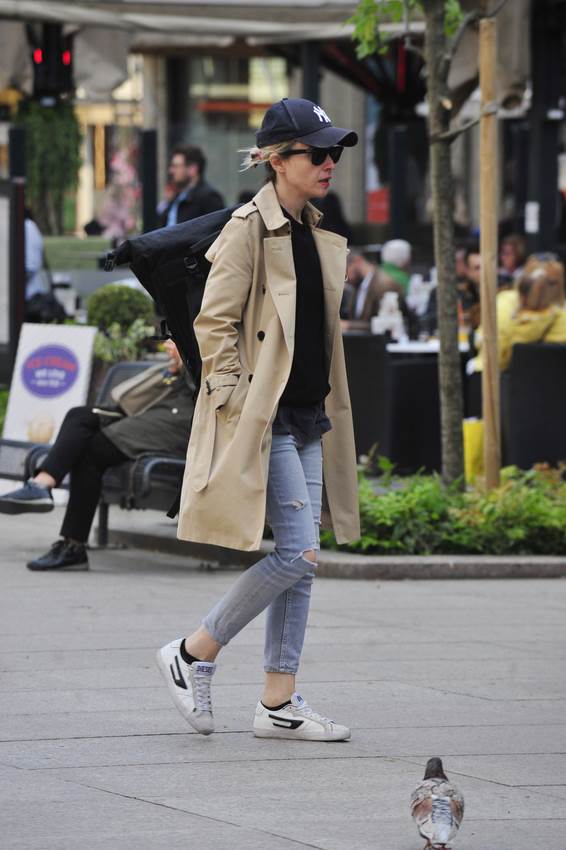 Mlada dama u biciklističkim hlačicama na špici