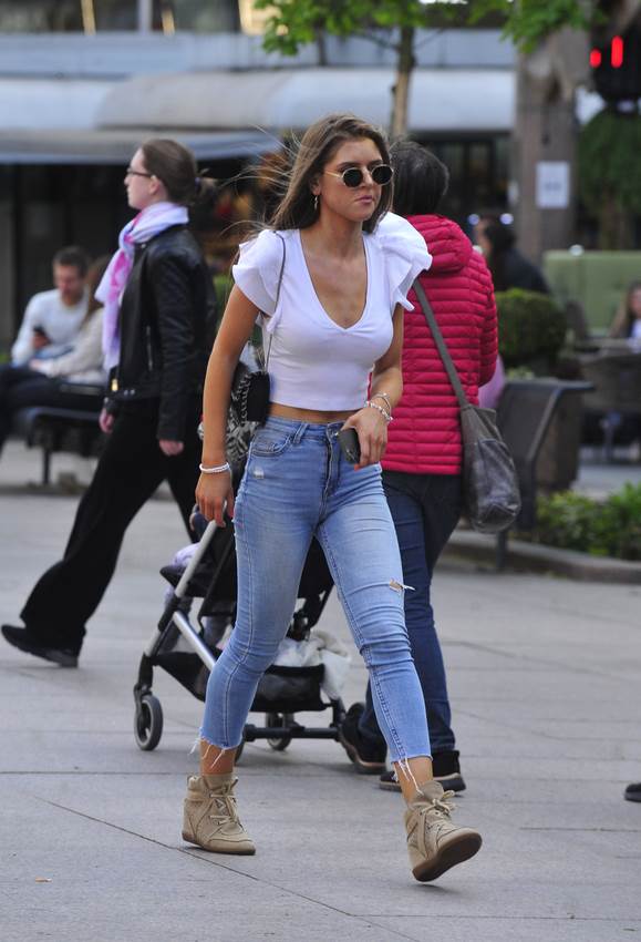 Mlada dama u biciklističkim hlačicama na špici