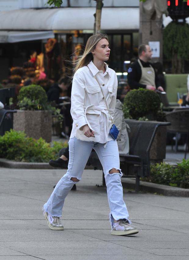 Mlada dama u biciklističkim hlačicama na špici