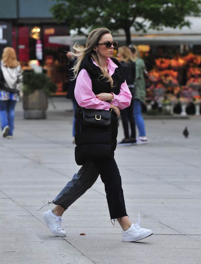 Mlada dama u biciklističkim hlačicama na špici