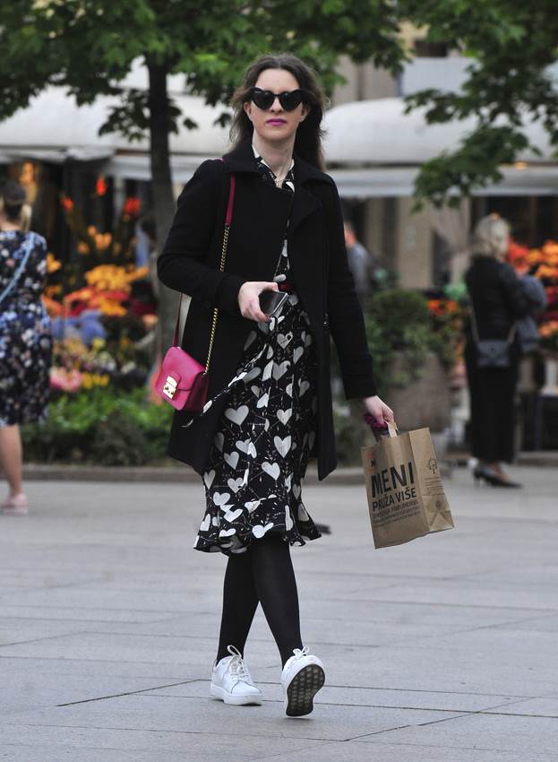 Mlada dama u biciklističkim hlačicama na špici