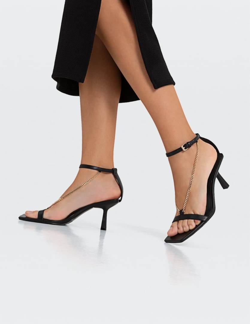 Sandale s tankom potpeticom i ukrasnim lancem