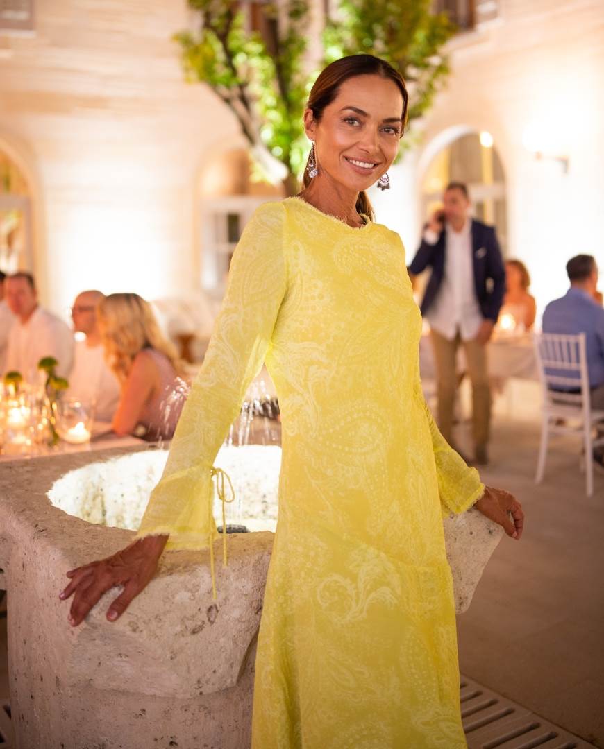 Fani Čapalija u žutoj haljini.jpg