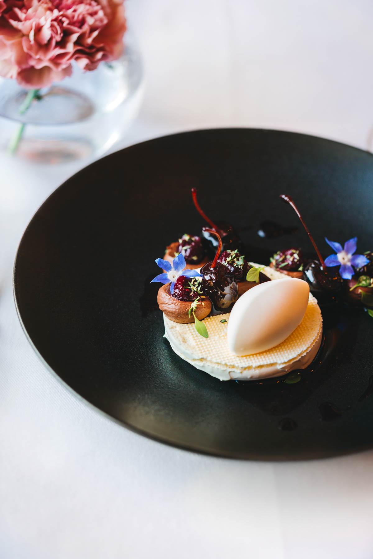 Namelaka od bijele čokolade i jagoda, amaretti s lavandom (2).jpg