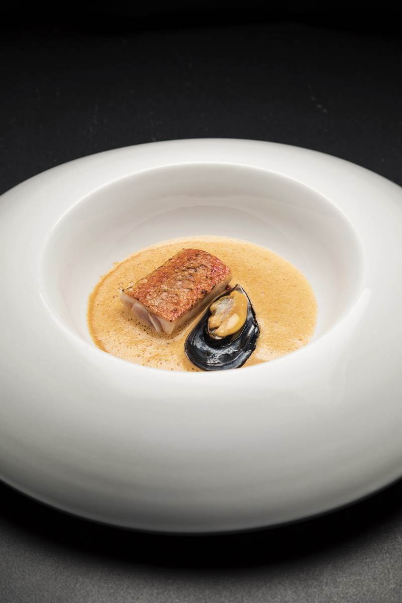 Bisque sa šafranom i narančom, marinirana trilja, dimljene dagnje, gel od češnjaka.jpg