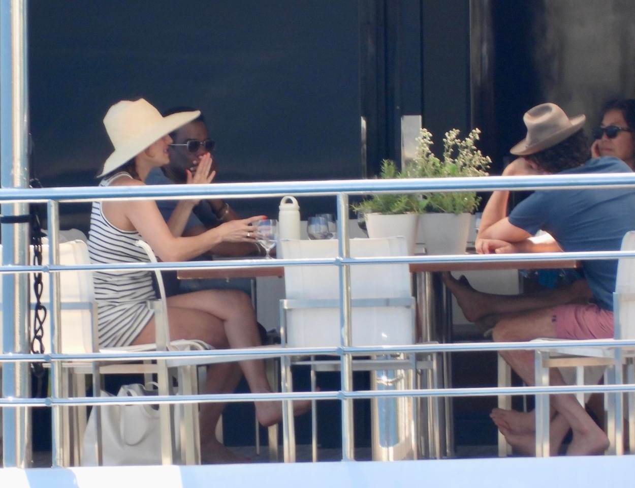 Lake Bell rasplakala se na jahti.jpg