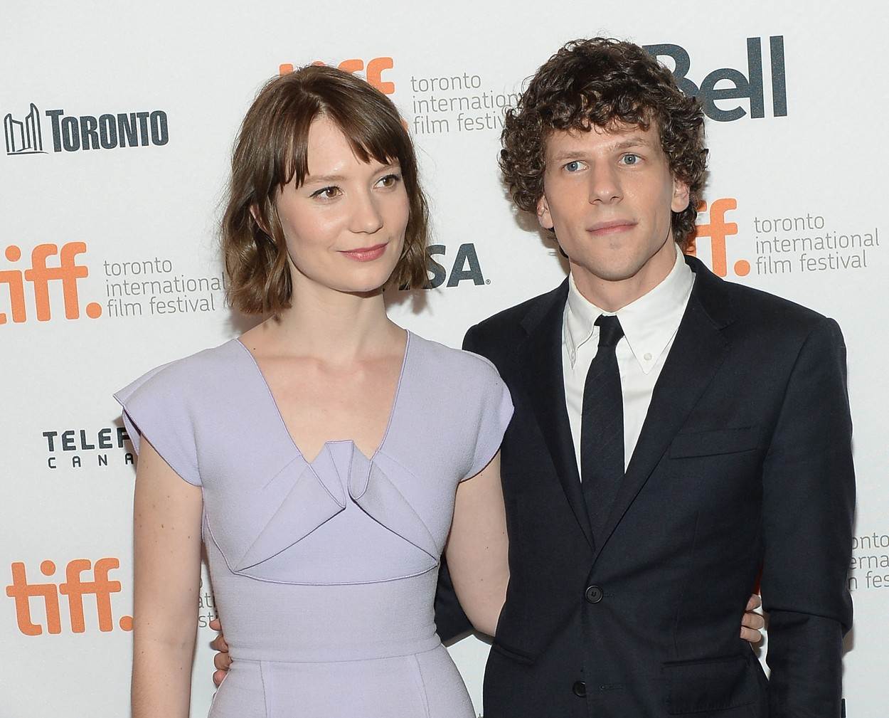 Jesse Eisenberg i Mia Wasikowska