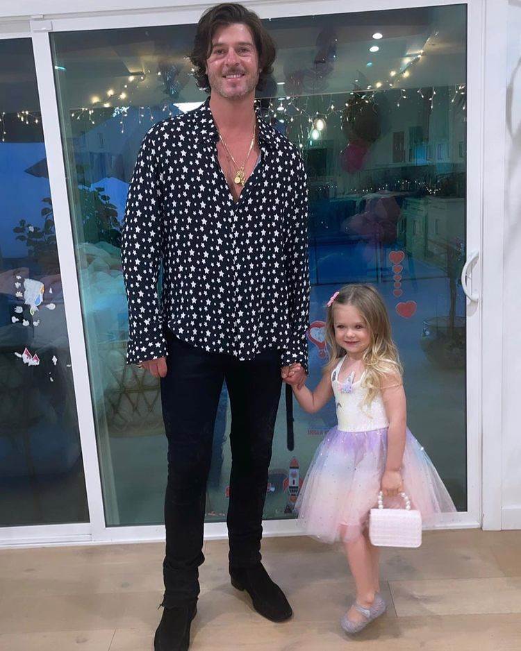 Robin Thicke u vezi je s April Love Geary