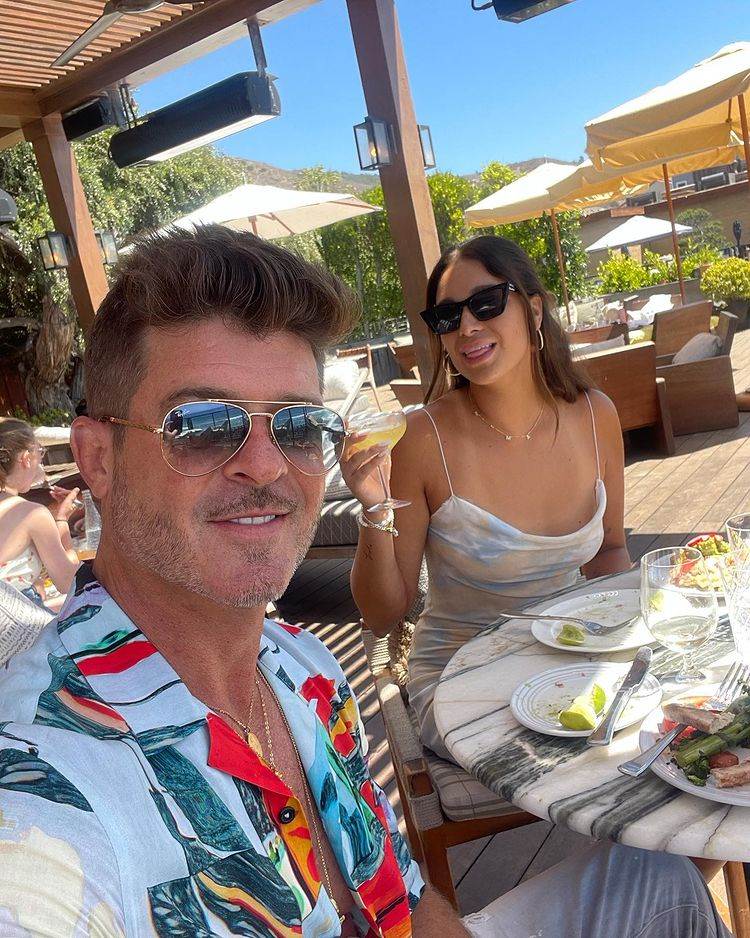 Robin Thicke u vezi je s April Love Geary