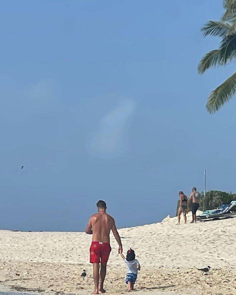 Robin Thicke u vezi je s April Love Geary