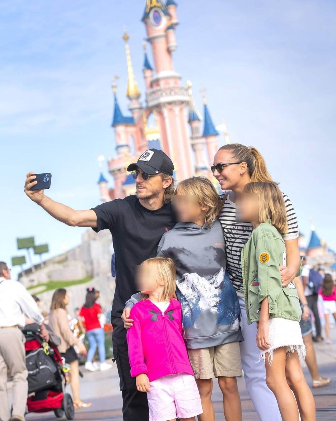 Luka Modrić i Vanja Modrić s djecom u Disneylandu